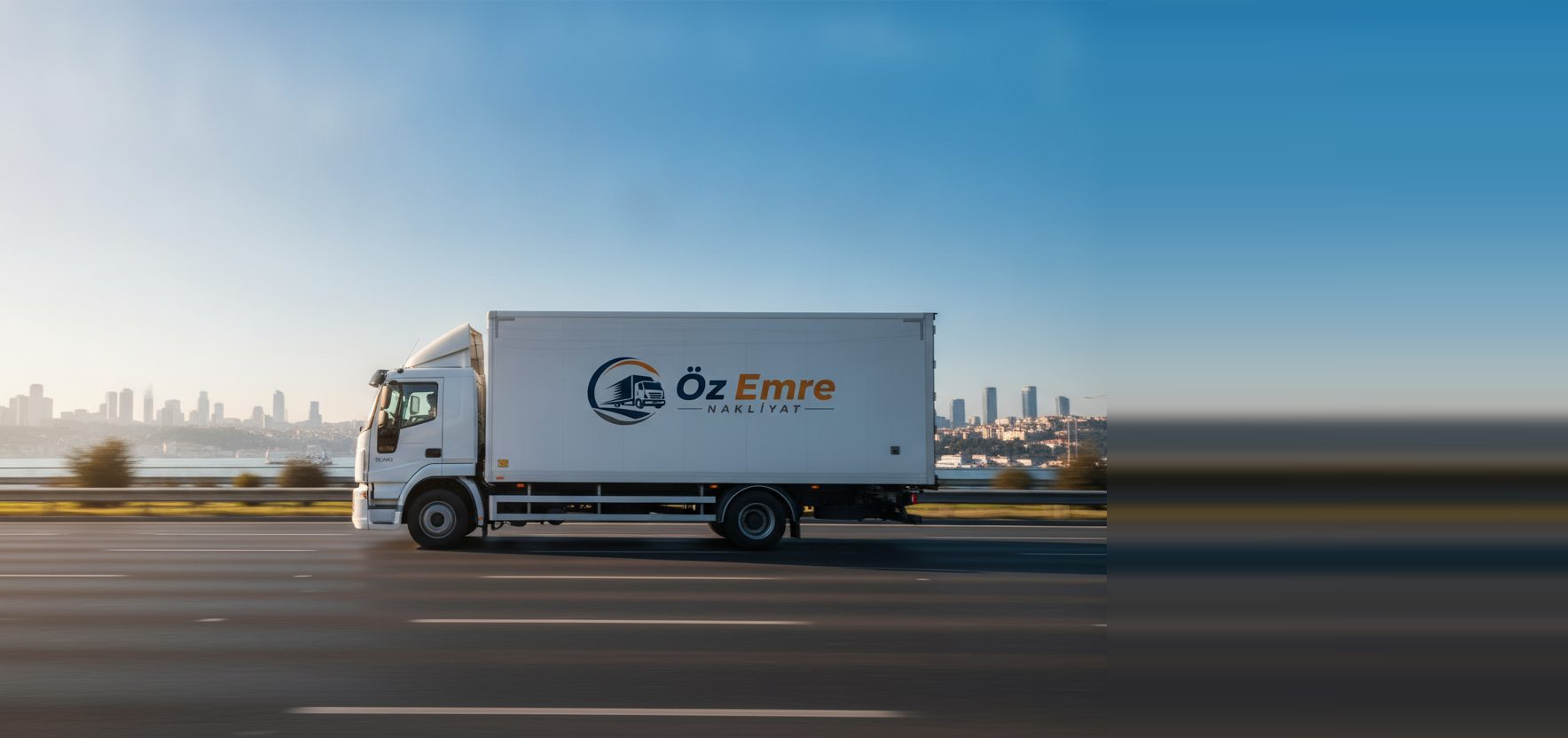 Öz Emre Nakliyat aracı İstanbul'da evden eve nakliyat yolunda